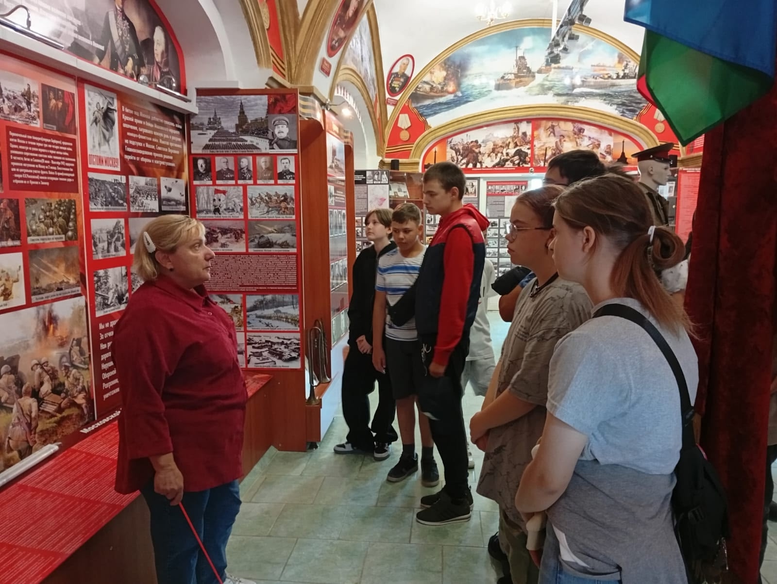 Экскурсия учеников 10 школы в музей Троицкого филиала